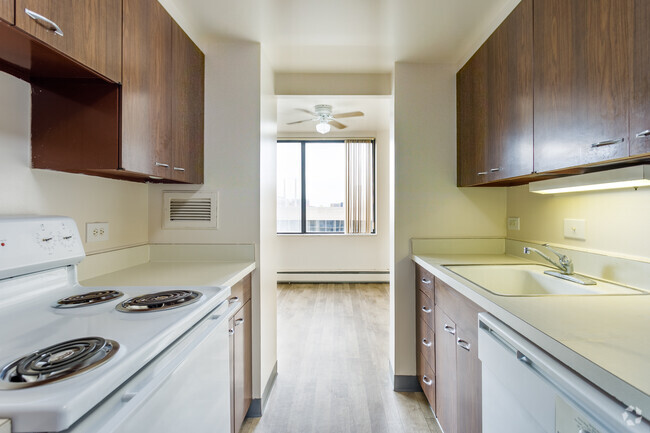 1 BR, 1 BA - The Heatherstone, 770 SF - Lansing Tower