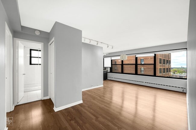 Building Photo - Lakefront's Best Living