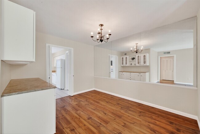 Foto del edificio - 7600 Burgoyne Rd
