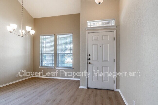 Building Photo - 920 Laserra