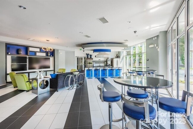 Building Photo - 902 W 4th St