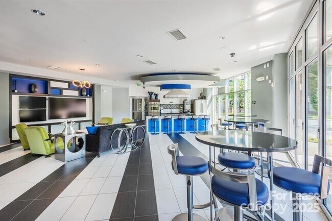 Foto del edificio - 902 W 4th St