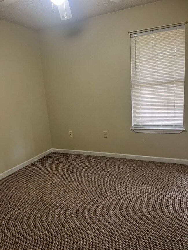 Foto del edificio - Great Location, corner lot very spacious.