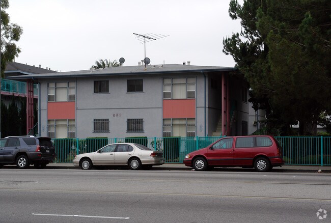 Foto del edificio - 821 Centinela Ave