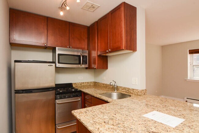 Building Photo - 628 W Wrightwood Ave