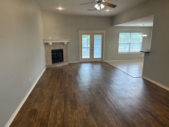 Building Photo - 3 Bed, 3 Bath Home with Luxury Amenities C...