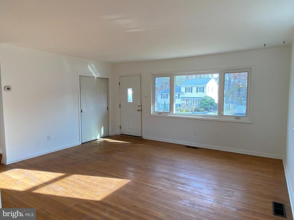 Primary Photo - 208 N Central Blvd