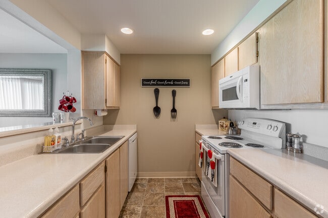 2BR, 1BA - 1020SF - Kitchen - Heatherwood Apartments
