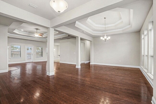 Building Photo - SPACIOUS AND CONVENIENT COMMUTE!