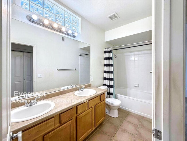 Building Photo - Charming 1-Bed Condo with Balcony & Resort...