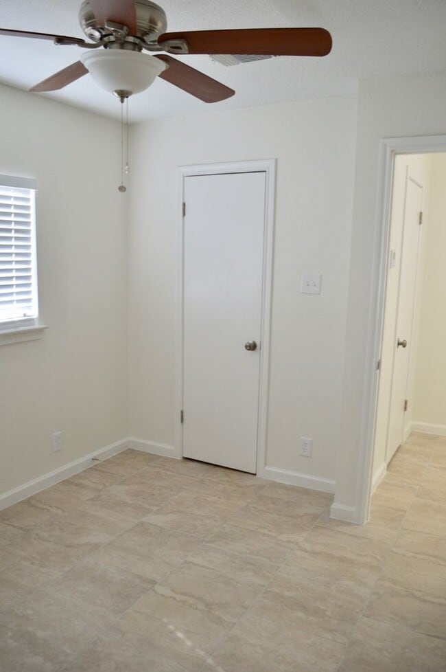 Building Photo - Beautiful 2 bed 2 bath with new flooring a...