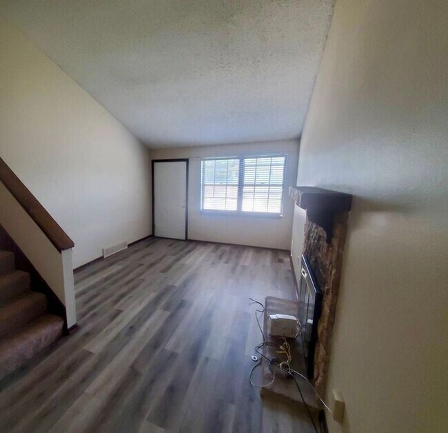 Building Photo - Cute 3 Bedroom / 1.5 Bathroom Duplex in Ol...