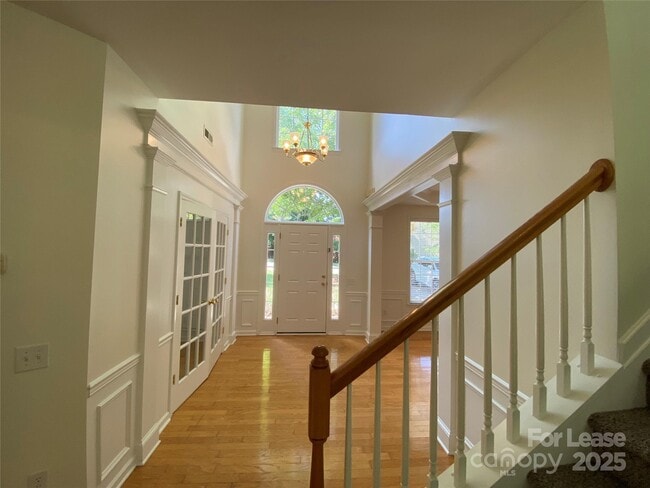 Building Photo - 9901 Hazelview Dr