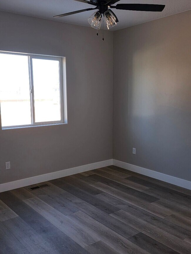 Foto del edificio - Inviting upstairs unit now available