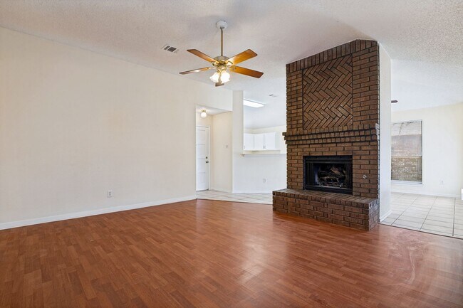 Foto del edificio - 2230 Cedarwood Dr