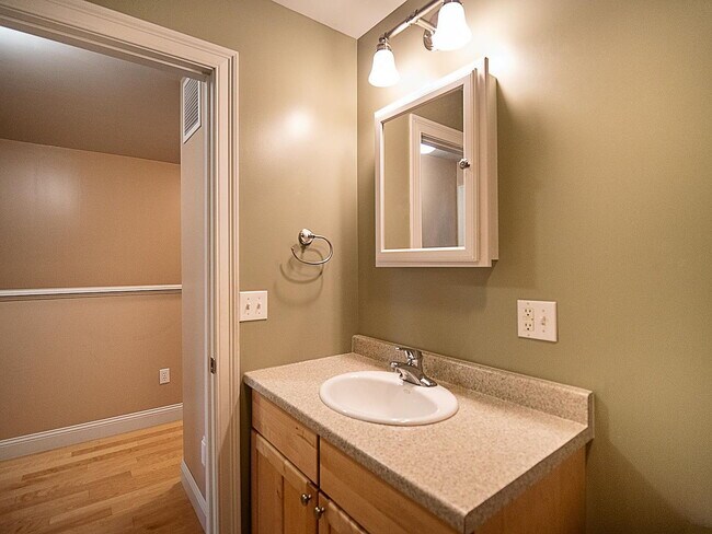 Foto del edificio - "Spacious 3-Bedroom Haven with 3 Full Baths in Charming Hinesburg!"