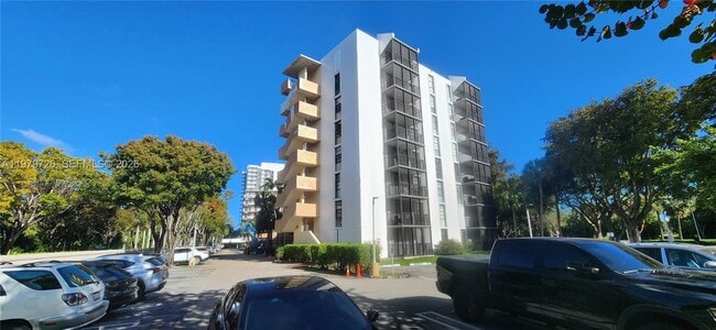 Foto del edificio - 3301 N Country Club Dr