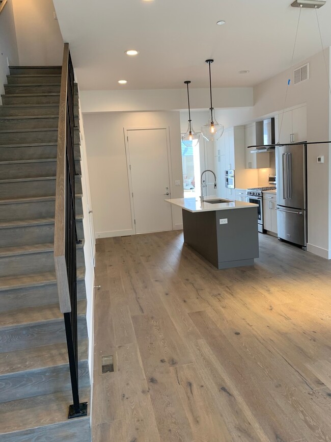 Foto del edificio - BEAUTIFUL 2 bed/2.5 bath Townhome - Availa...