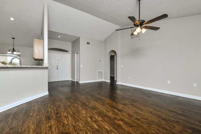 Foto del edificio - 6025 Live Oak Dr