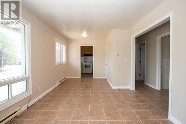 Building Photo - 2 Bedroom Unit – Parking & In-Unit Laundry...