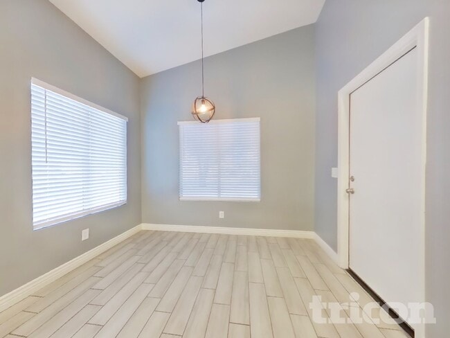 Building Photo - 8610 W Echo Ln