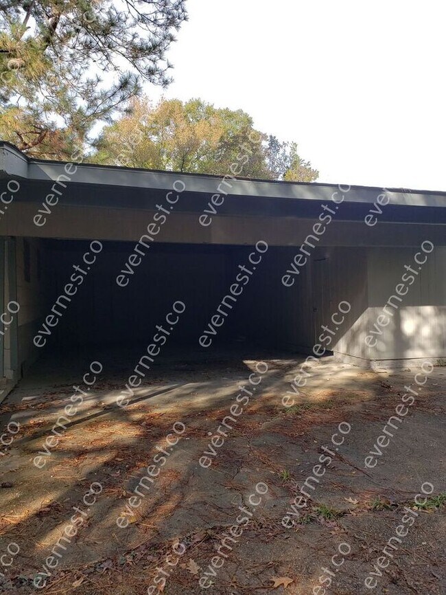 Foto del edificio - 1744 Cheswood Dr
