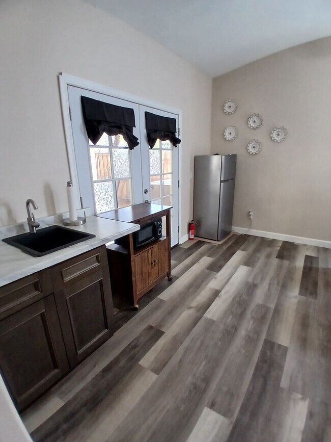 Foto del edificio - Spacious Modern Studio – Fully Furnished &...