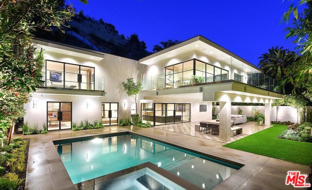 Foto del edificio - 1845 Franklin Canyon Dr