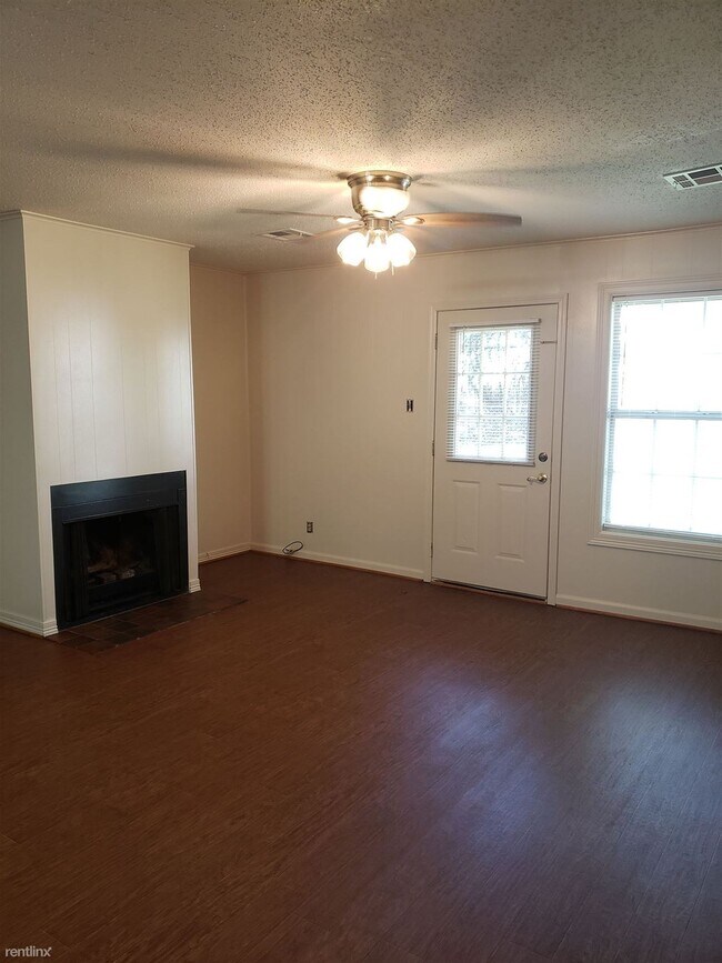 Foto del edificio - 2 br, 1 bath Duplex - 301B Woodlawn Dr