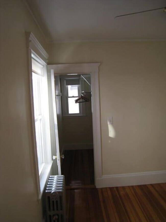 Building Photo - Spacious 3Br apartment in Brighton. 2 Park...