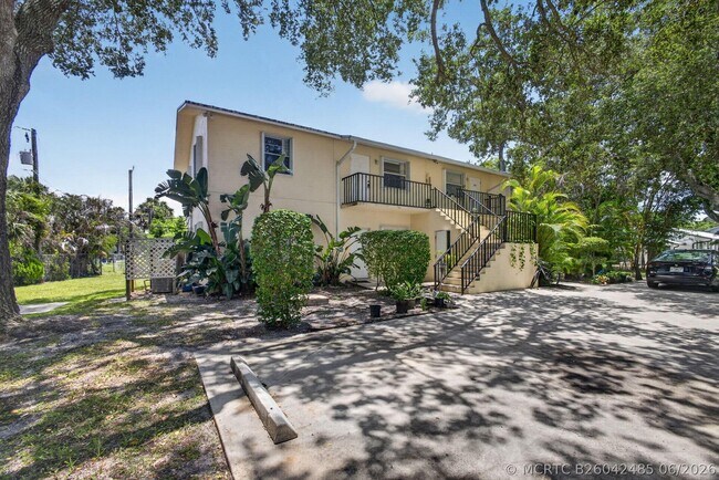 Building Photo - 708 SW Gardens Blvd