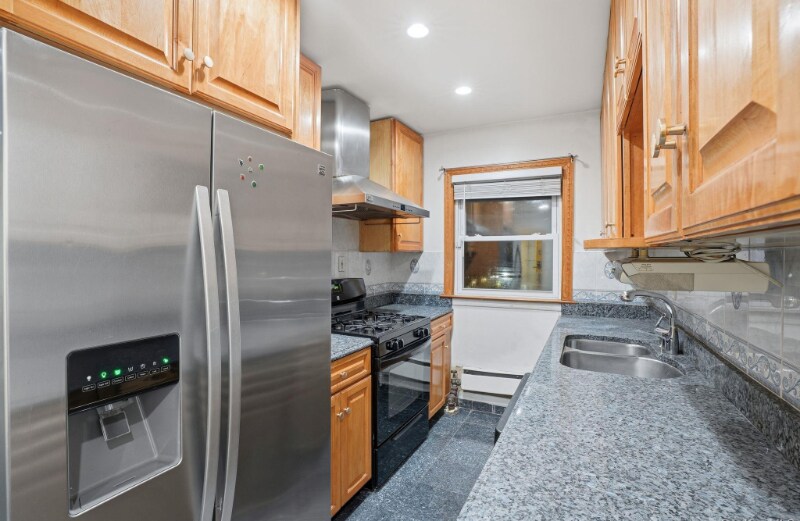 Foto del edificio - 82-01-8251 251st St