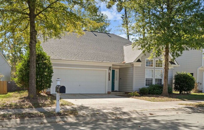 Foto del edificio - Four-Bedroom Home w/ First Floor Primary S...