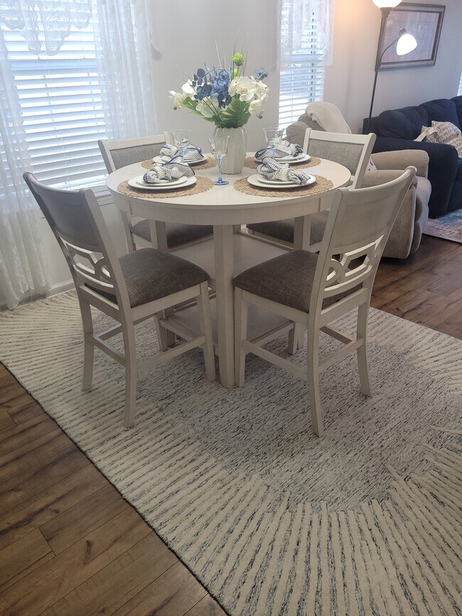 Área de comedor - 612 River Oaks Dr