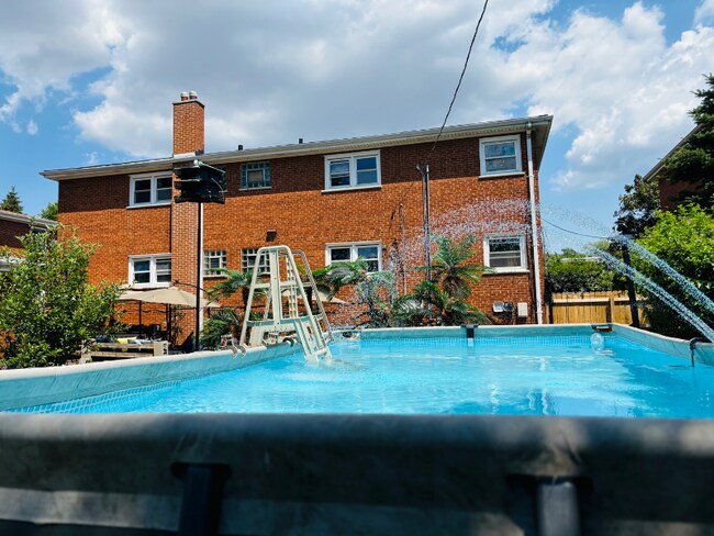 Foto del edificio - 10624 Mayfield Ave