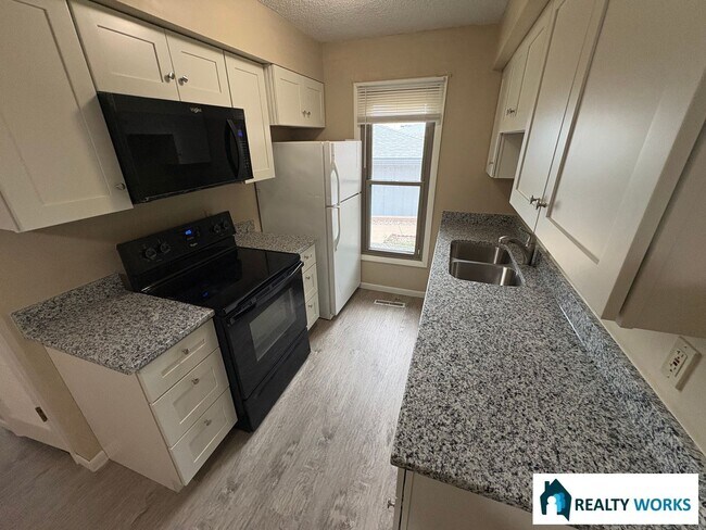 Foto del edificio - 2440-2446 S Canterbury Lane