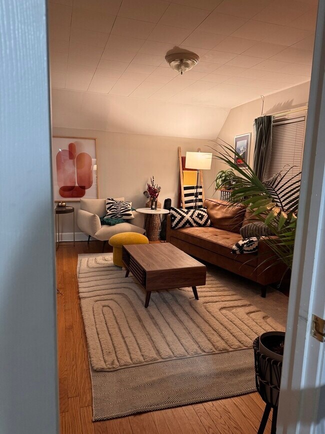 Building Photo - 325 3rd St