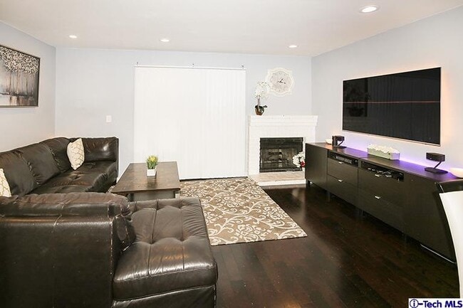 Building Photo - 15113 Saticoy St