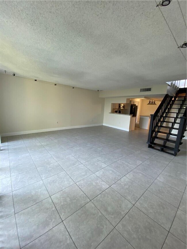 Foto del edificio - 8401 W Sample Rd