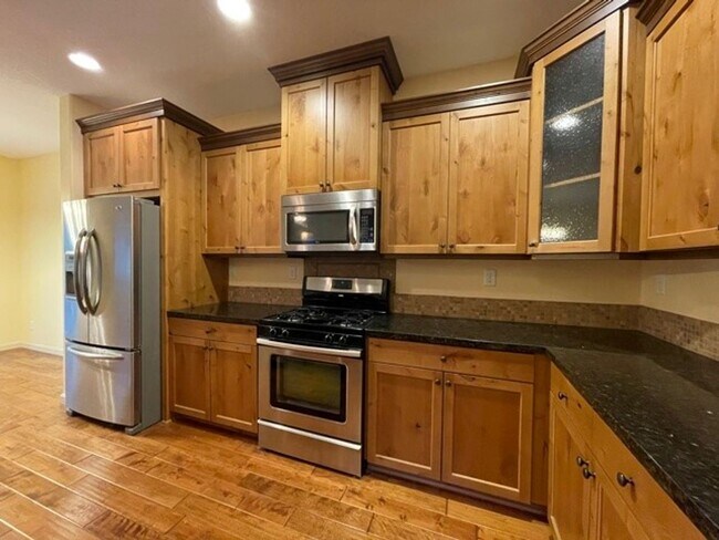 Building Photo - Beautiful 3 Bedroom Home with Private Gree...