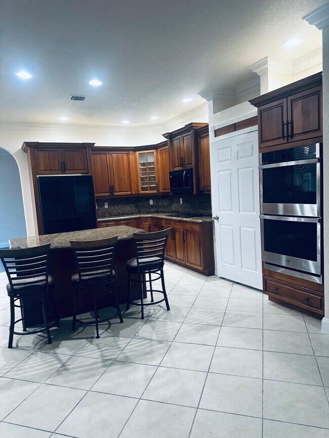 Building Photo - 2261 Ridgewood Cir