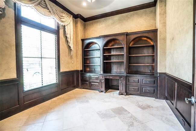 Building Photo - 2706 Tudor Manor