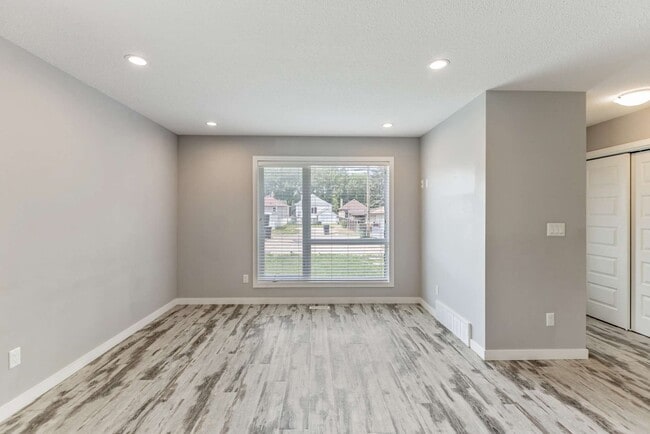 Photo du bâtiment - 11512-87 87 St NW