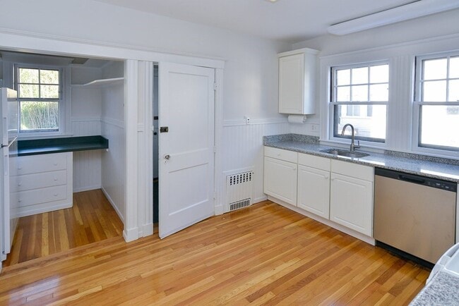 Building Photo - 33 Pershing Rd