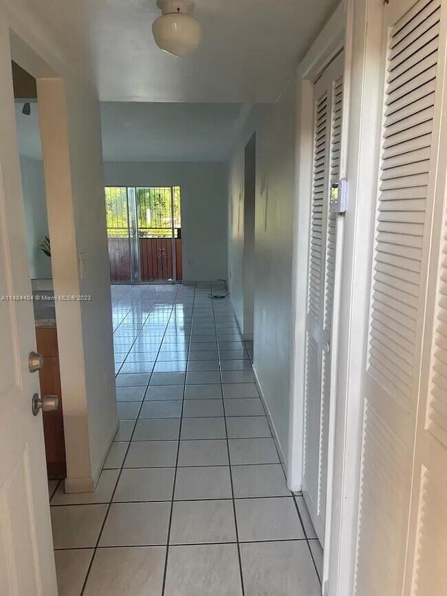 Foto del edificio - 2401 SW 10th St