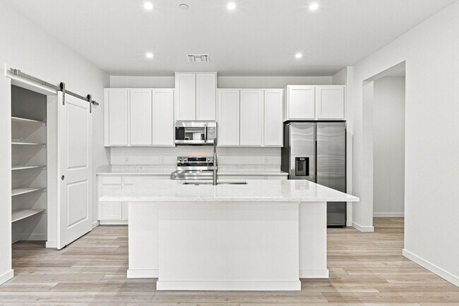 Building Photo - 6153 N Ceylon St