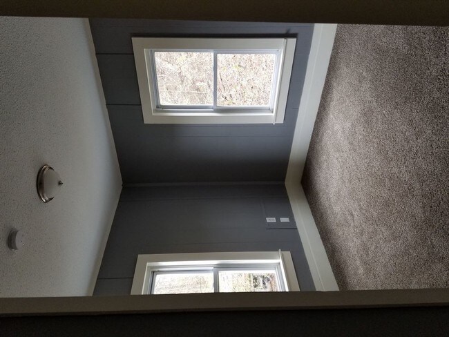 Building Photo - Spacious and Comfy 3 Bedroom Apartment