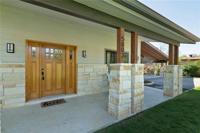 Foto del edificio - 5803 Lakeside Trail