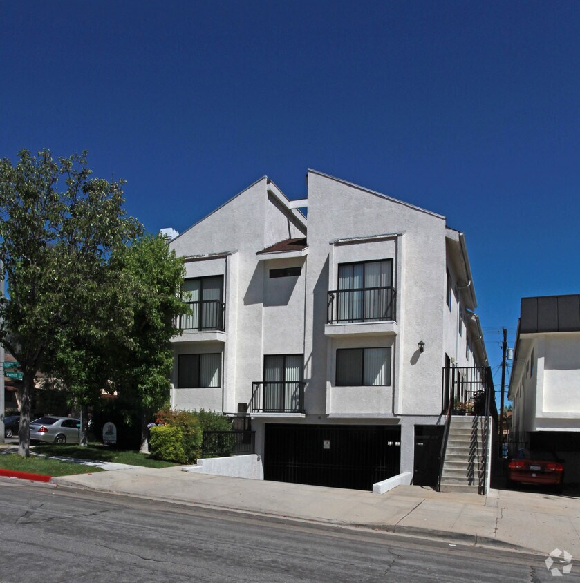 Building Photo - 638 E Tujunga Ave