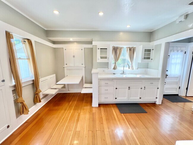 Foto del edificio - Charming 2BD/1BA with Hardwood Floors & Spacious Backyard Near Colorado Lagoon